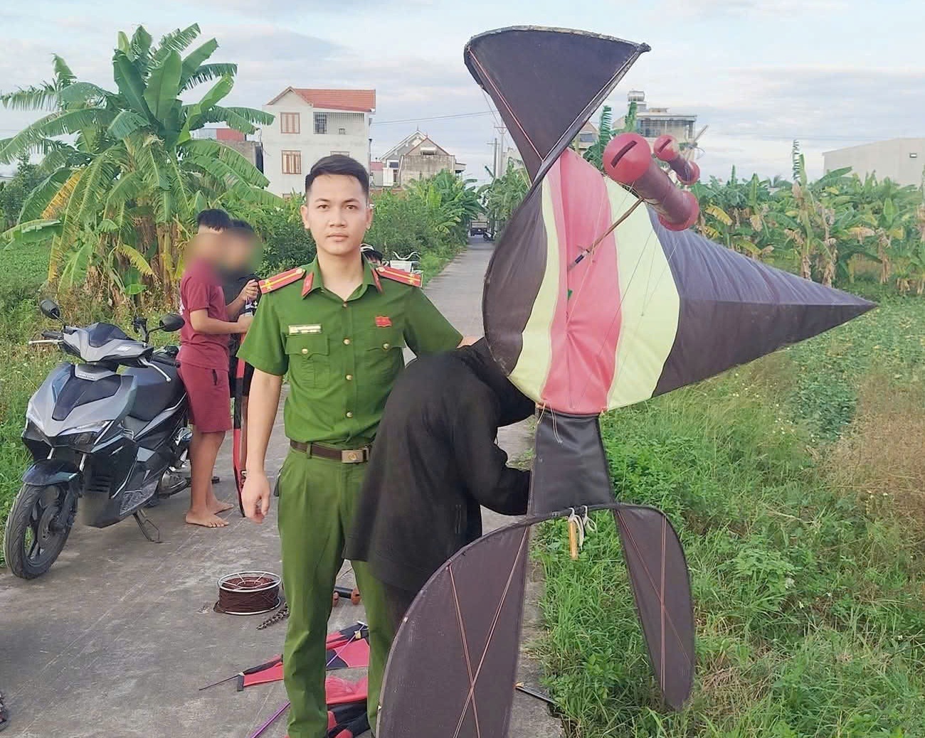 Công an xã An Hưng, thành phố Hải Phòng thu giữ 01 con diều bay ở tầm cao ảnh hưởng đến an ninh, an toàn hàng không